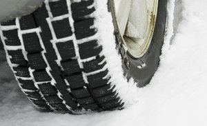 tyre covered in snow rsz_rsz_80610122_car_snow_300px